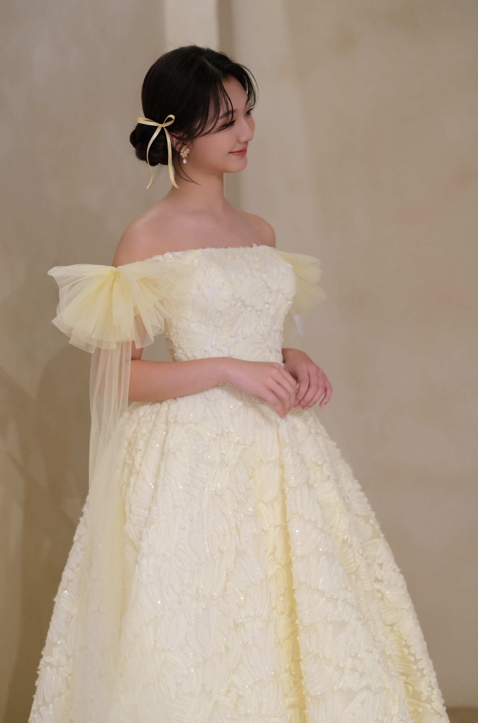 鵝黃花瓣晚禮服